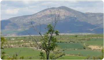 Paisatge del Pallars, amb la serralada de Sant Corneli al fons, on s'han trobat importants jaciments de dinosaures. http://bit.ly/SD0xaI