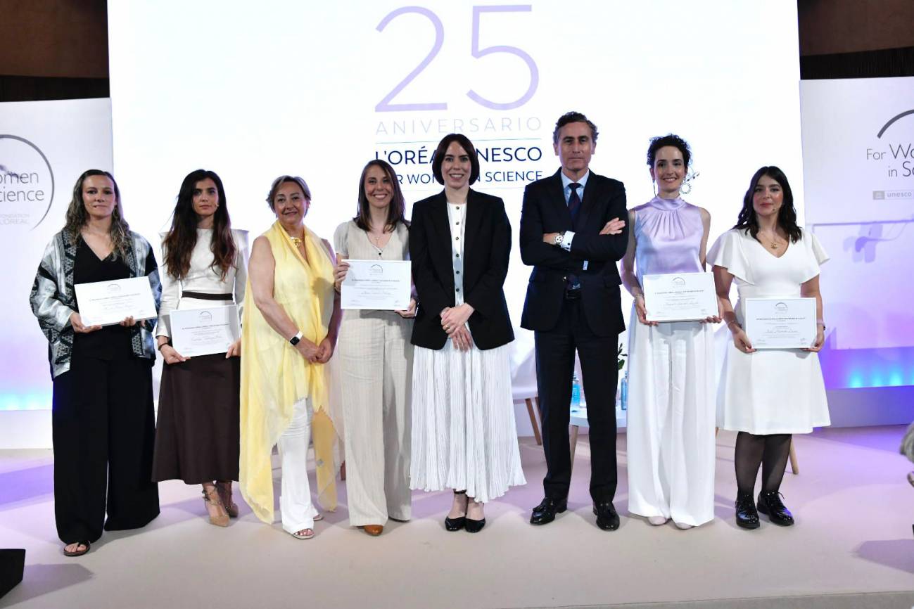 Foto de grup de les guanyadores de la darrera edició dels premis L'Oréal-UNESCO, amb la ministra Diana Morant al centre i Marta Pina a l’esquerra de la imatge. (Jorge Panizo) Foto de grup de les guanyadores de la darrera edició dels premis L'Oréal-UNESCO, amb la ministra Diana Morant al centre i Marta Pina a l’esquerra de la imatge. (Jorge Panizo)