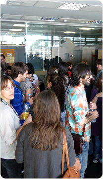 Els assistents conversen en el coffe break