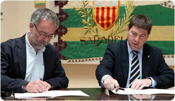 Salvador Moyà (esquerra) i Josep Ayuso (dreta) signen el conveni de cessió (Juanma Pelaez/Ajuntament de Sabadell)
