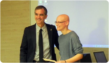 Juan Antonio Gallardo, regidor de Terrassa de Societat del Coneixement i Universitat, lliura el guardó a l’estudiant Xana Delpueyo Juan Antonio Gallardo, regidor de Terrassa de Sociedad del Conocimiento y Universidad, entrega el premio que acredita la beca a Xana Delpueyo