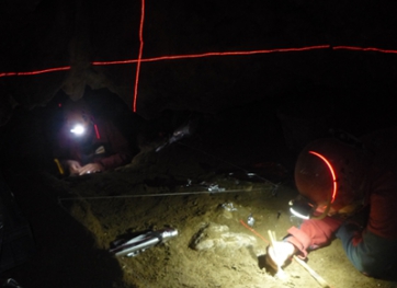 La aventura de excavar en la Cova de la Pedrera: espeleología y paleontología se dan la mano