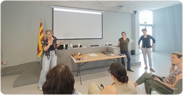 Imatge principal: Xènia Aymerich, Cap de l’Àrea de Conservació i Preparació de l'Institut Català de Paleontologia Miquel Crusafont, presentant la Guia d’embalatges permanents per a col·leccions de ciències naturals.