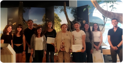 Imatge de les guanyadores de l'edició d'enguany del concurs "Històries fòssils" amb la paleontòloga Lourdes Casanovas i el jurat del concurs